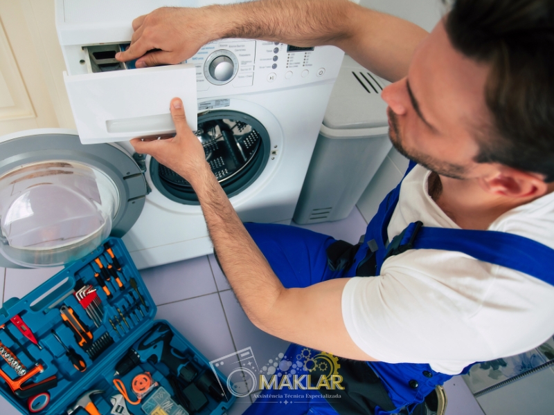 Técnico consertando máquina